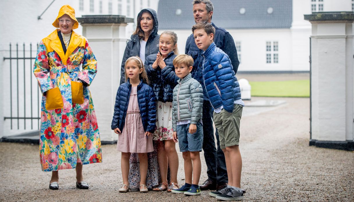 Margherita II con il figlio Federico, la nuora Mary e i loro figli. La Regina indossa un impermeabile disegnato da lei