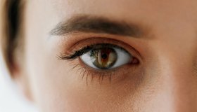 Addio alle palpebre cadenti (senza chirurgia): come funziona il cerotto magico