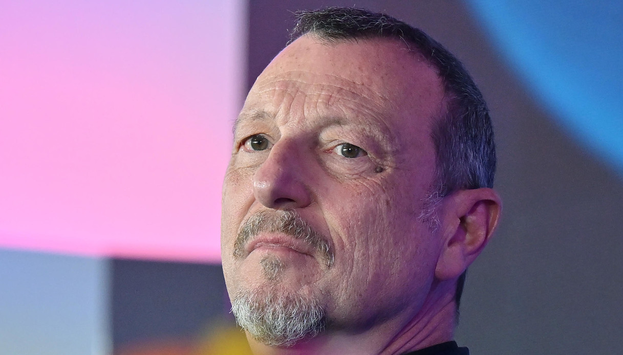 Amadeus, l’annuncio dell’addio alla Rai è vicino: lui replica con una canzone