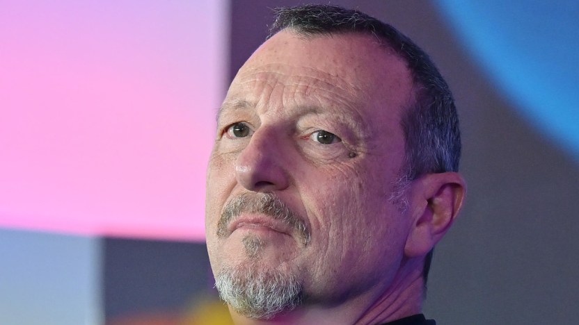 Amadeus, l’annuncio dell’addio alla Rai è vicino: lui replica con una canzone