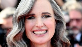 Andie MacDowell, 10 look che hanno fatto la storia oltre gli stereotipi sull’età