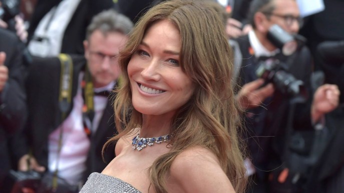 La skincare routine di Carla Bruni costa meno di 30 euro e funziona davvero