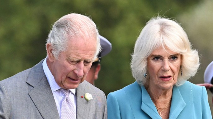 Carlo ha il cancro, condizioni di salute. Incidente per l’aereo del Re e presagio nefasto