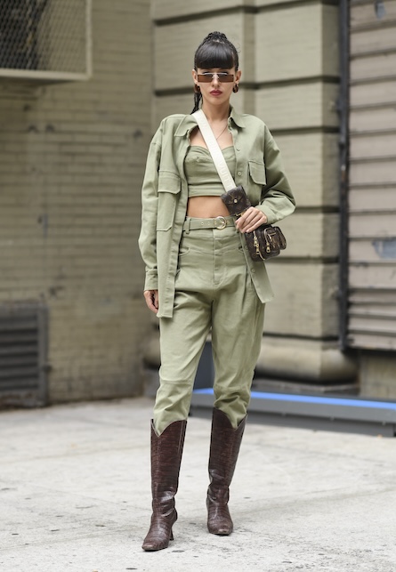 ragazza con completo verde e stivali texani