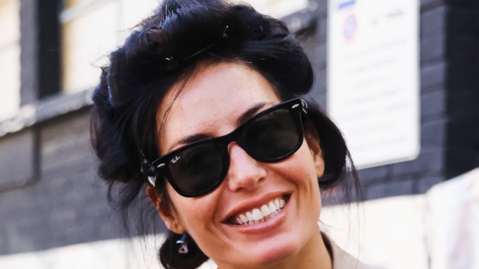 Elisabetta Gregoraci in bigodini e tailleur per Stasera c’è Cattelan