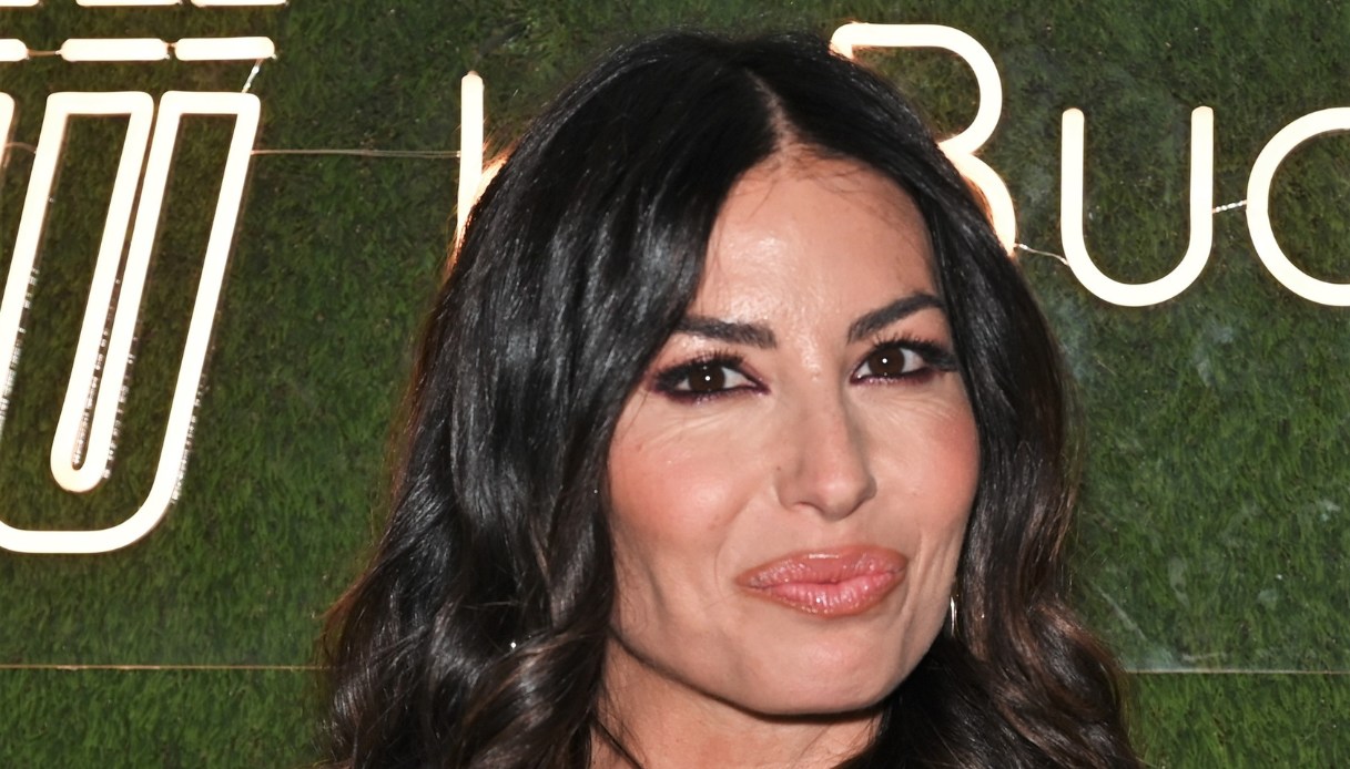 Elisabetta Gregoraci, mini dress e stivaloni al Salone del Mobile 2024