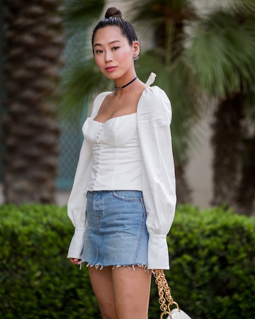 ragazza con top bianco e gonna in jeans