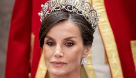 Letizia di Spagna, l’abito blu è un disastro reale. Ma sa come rimediare