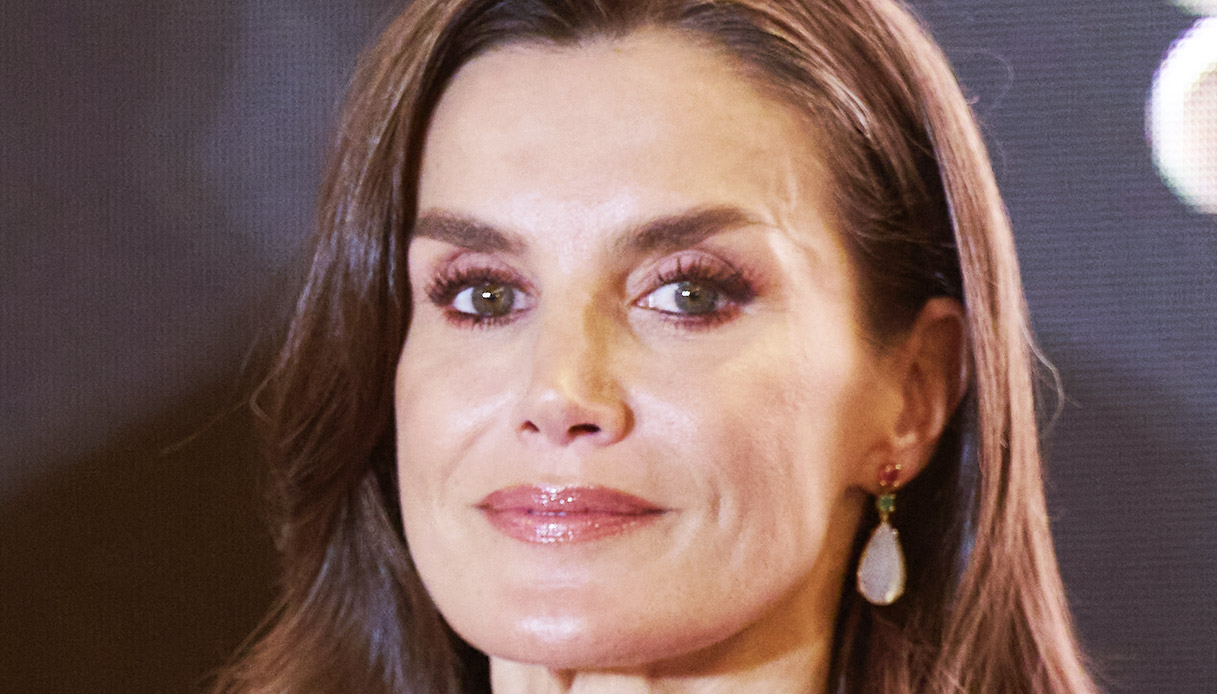 Letizia di Spagna fulminante, dall’abito improponibile ai pantaloni di pelle rossa