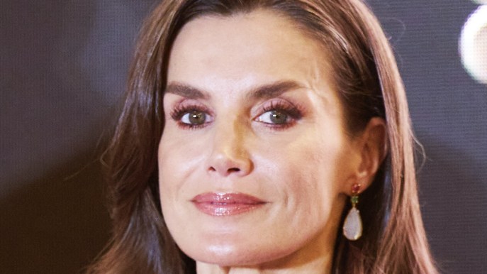 Letizia di Spagna fulminante, dall’abito improponibile ai pantaloni di pelle rossa