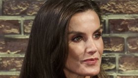 Letizia di Spagna seduce Amsterdam, gonna impalpabile da 100 euro e spacco vertiginoso