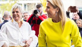 Maxima d’Olanda osa in giallo fluo (e oscura la cognata)