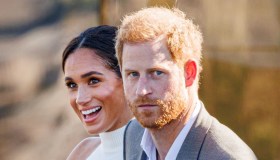 Meghan Markle, baci appassionati con Harry. La strategia per evitare il tracollo