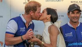 Meghan Markle, abito cut out e schiena nuda. Harry ossessionato