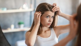 Cosa sono e come funzionano gli shampi anti age che contrastano l’invecchiamento dei capelli