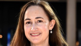 Chi è Sophie Kinsella, la scrittrice di I love shopping