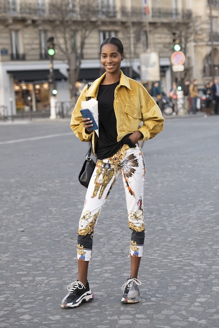 ragazza con triple s trainer e leggins in fantasia