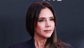 Victoria Beckham: 10 look che hanno fatto la storia, da icona pop a lady di ferro