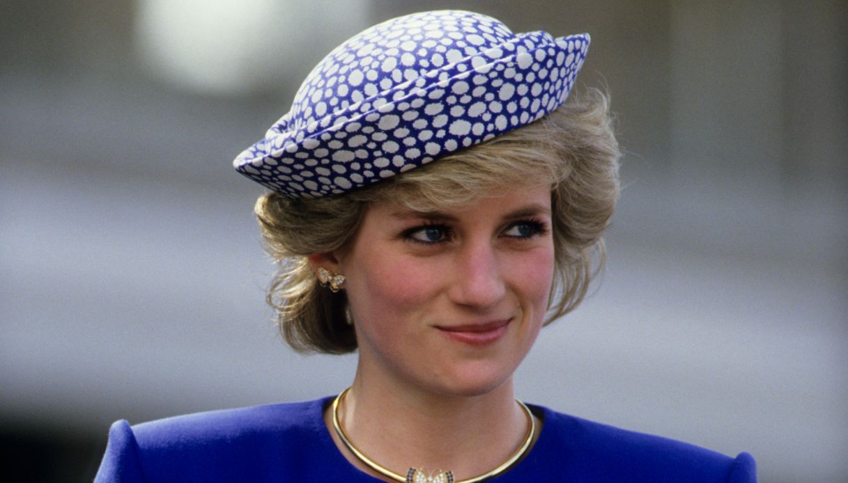 Lady Diana con gli orecchini a forma di farfalla