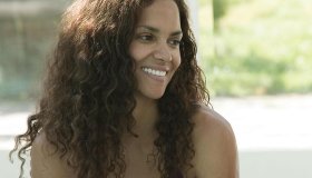 Halle Berry, il regalo del fidanzato per la festa della mamma: lei nuda