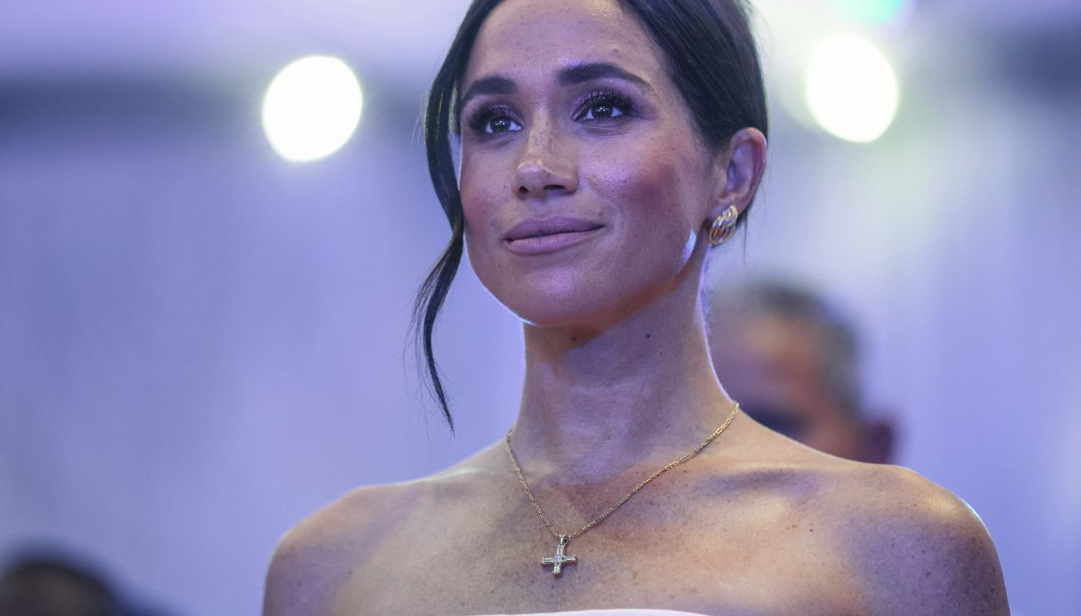 Meghan Markle collana con croce