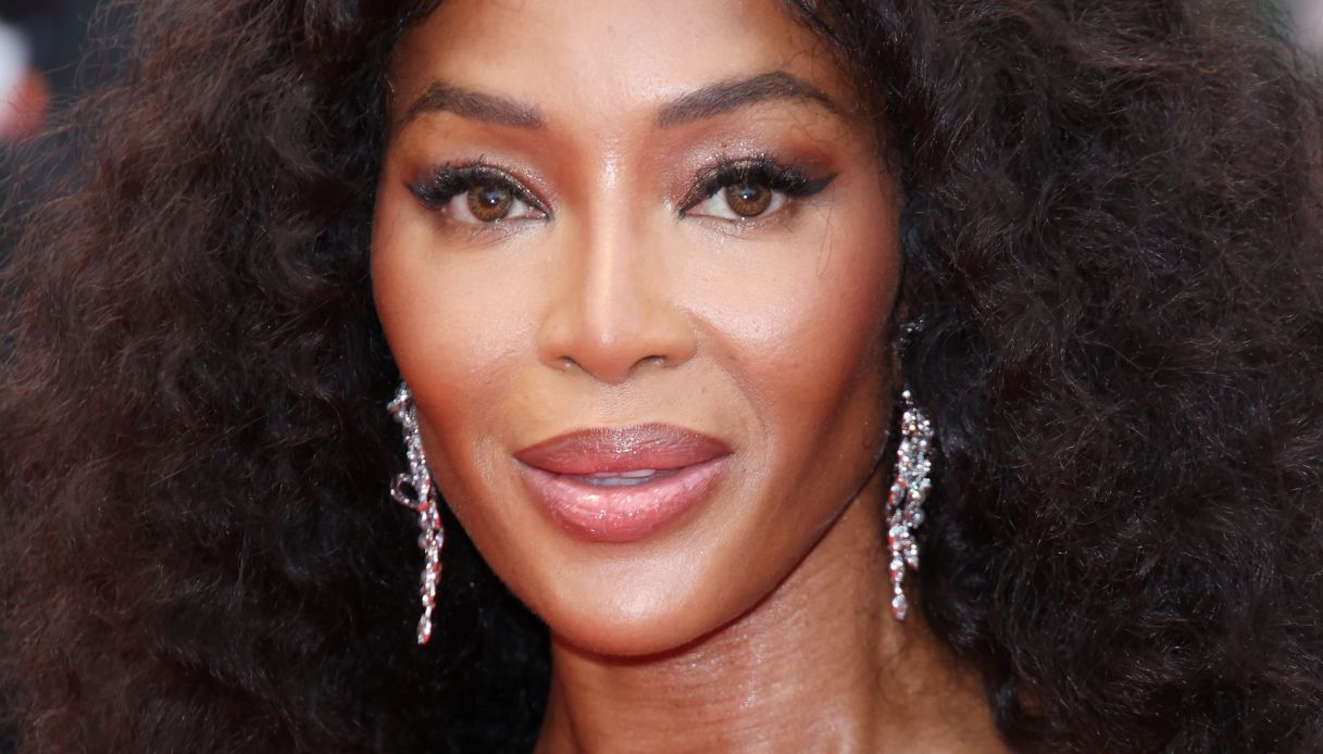 Festival di Cannes 2024, Naomi Campbell è la perfezione in trasparenza sul red carpet