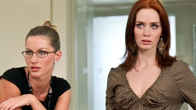 Magnetica e inaccessibile: la femminilità secondo la tendenza Office Siren