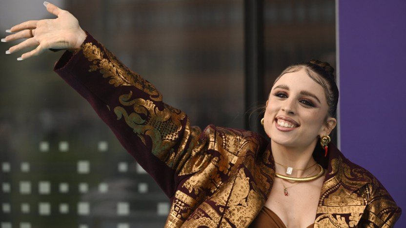 Angelina Mango canta Imagine nella sala stampa dell’Eurovision: l’esibizione da brividi