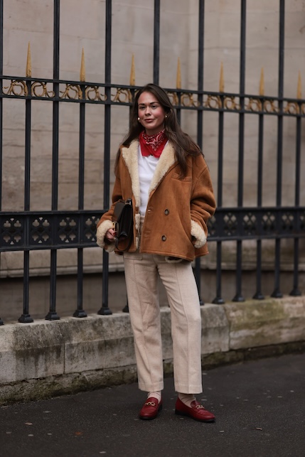 donna con bandana e giacca in shearling