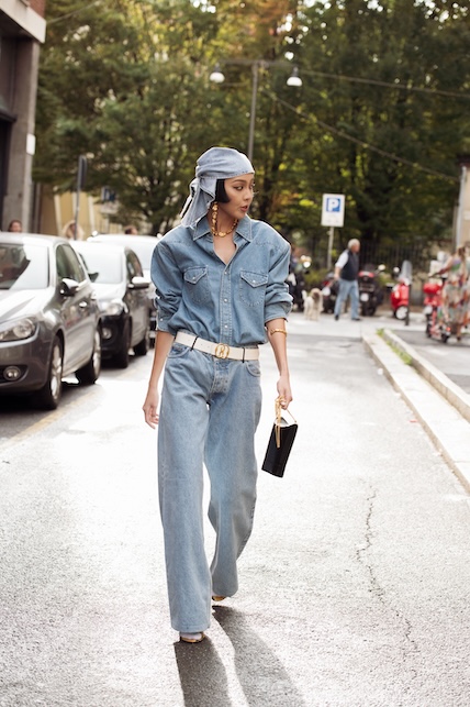 ragazza con bandana e total look in jeans