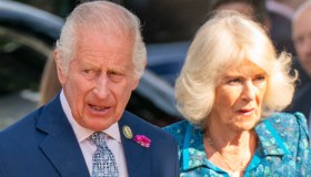 Carlo, ultime notizie. Il Re pretende di essere pagato: travolto dalla protesta