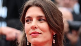 Charlotte Casiraghi diserta Cannes 2024. Il suo ex solo con la madre Carole Bouquet