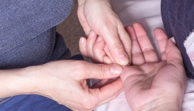 Dita a scatto: cosa sono, cause, diagnosi e trattamenti