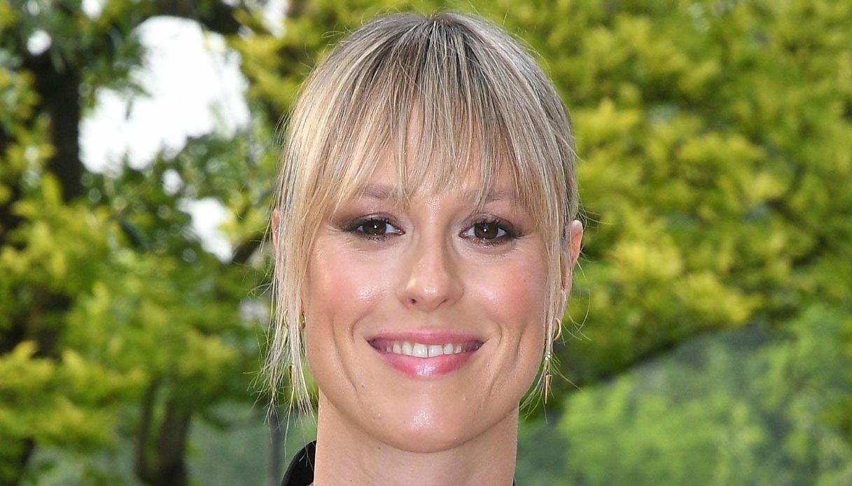 Federica Pellegrini a Parigi per le Olimpiadi, il look total black della serata inaugurale