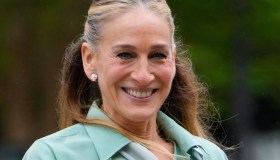 Just Like That, svelato il primo look di Carrie: l’outfit non convince ma un dettaglio ruba la scena