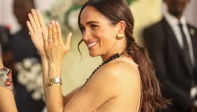 Meghan Markle arriva in Nigeria ed è disastro: abito nude con strascico a scuola