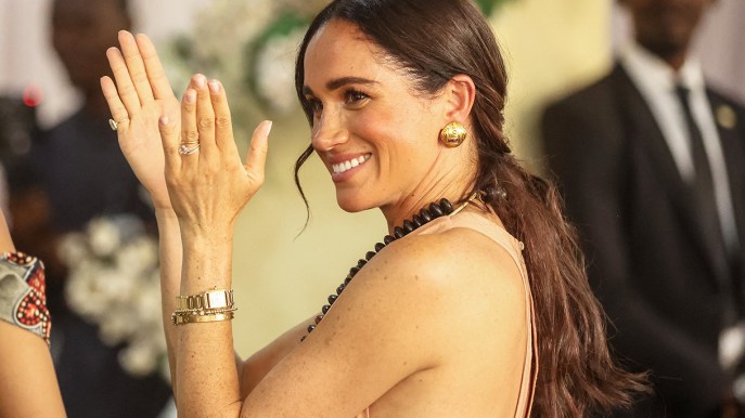 Meghan Markle arriva in Nigeria ed è disastro: abito nude con strascico a scuola