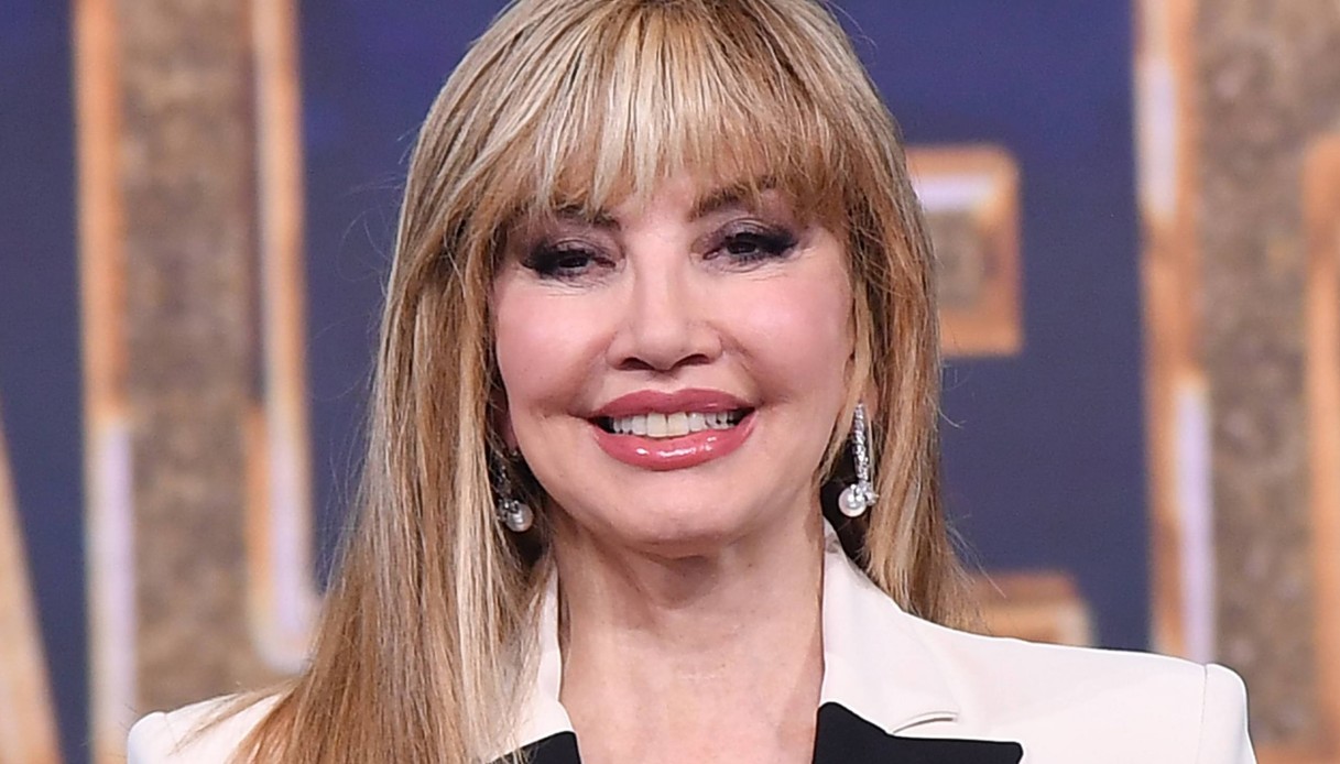 Milly Carlucci, quanto è alta: i segreti dei look “sirena style”