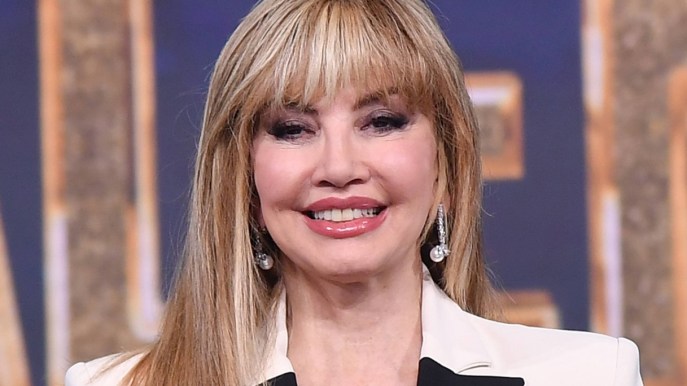 Milly Carlucci, quanto è alta: i segreti dei look “sirena style”