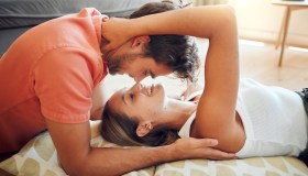 Come capire se il tuo partner è un romantico con questi indizi