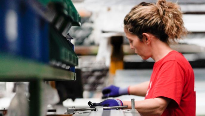 Operaio batflex a lavoro sulle zanzariere