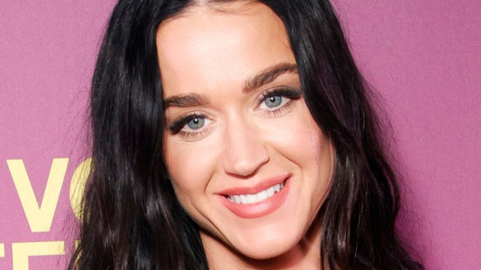 Katy Perry bellissima in minidress rosso e strascico alla Paris Fashion Week