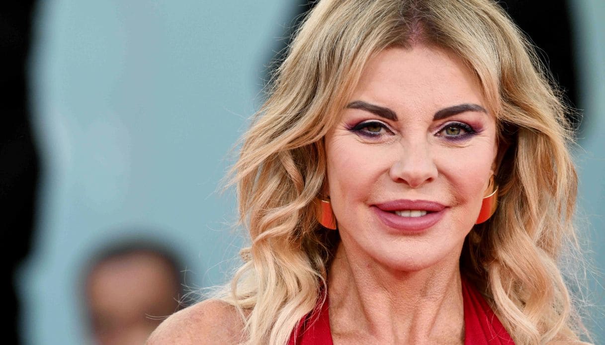 Alba Parietti si taglia i capelli. “Finalmente, 10 anni in meno”