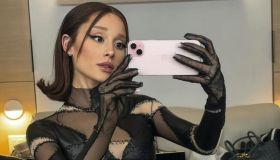 Ariana Grande cambia look e torna alle origini: l’outfit in pelle total black