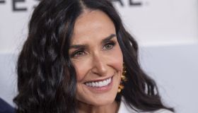 Demi Moore icona di stile, il look estivo è total white: il dettaglio da imitare