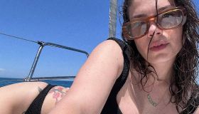 Emma, il dissing sui suoi look congelano l’estate (e dicono tanto di noi)