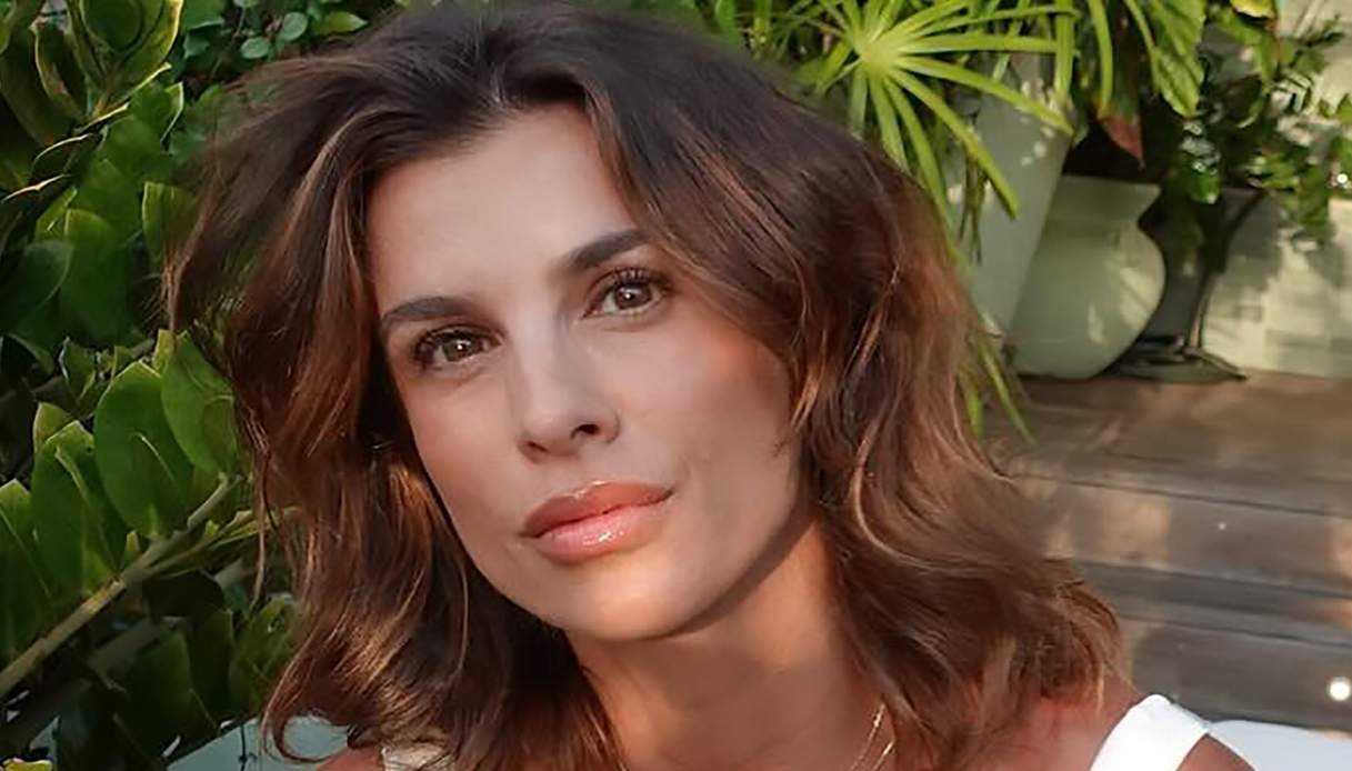 Elisabetta Canalis rilancia il costume nero intero: il più semplice, il più sexy