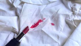 Macchie di rossetto, come toglierle dalla camicia