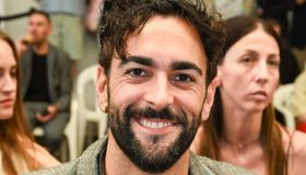 Marco Mengoni, sensuale icona di stile alla sfilata di Magliano a Milano