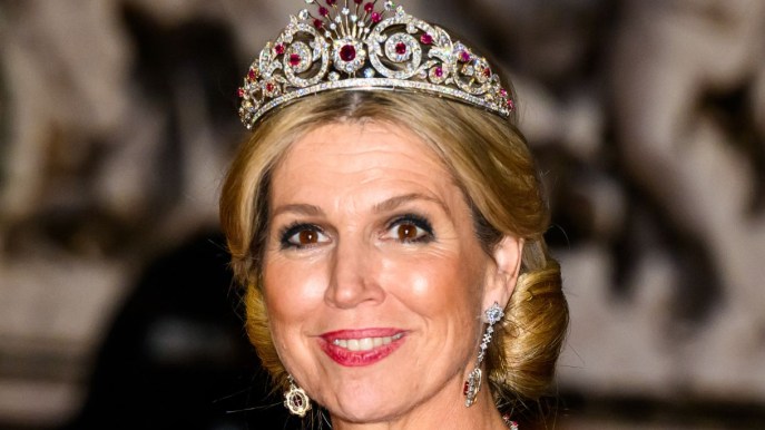 Maxima D’Olanda splendida con l’abito da gala fucsia ma commette un errore di stile